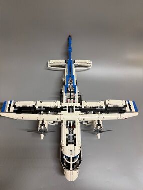 LEGO Technic cargo  42025 plane build.